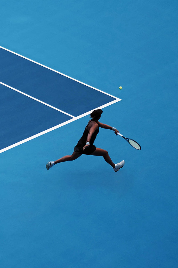 Jugador de tenis en una pista azul