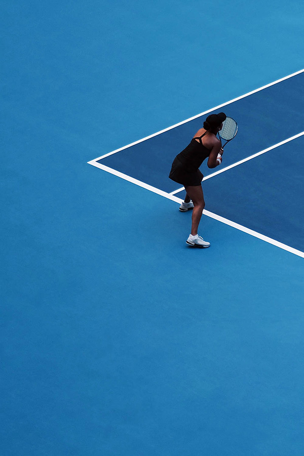 Jugador de tenis en una pista azul